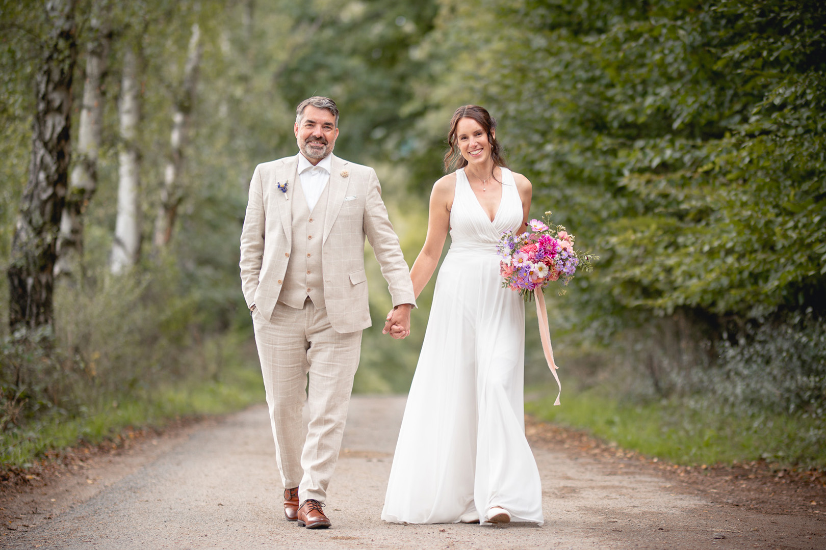 Liebesleuchten-Fotografie-Brautpaar-in-der-Natur